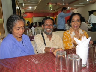 Mataji, Brothr Mohan & Sister Lila in
                    Dwarka