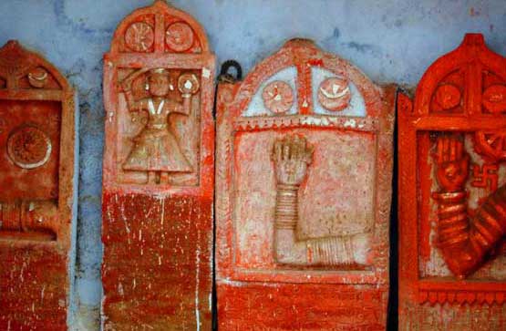 A raised arm on a tombstone indicates a Sati